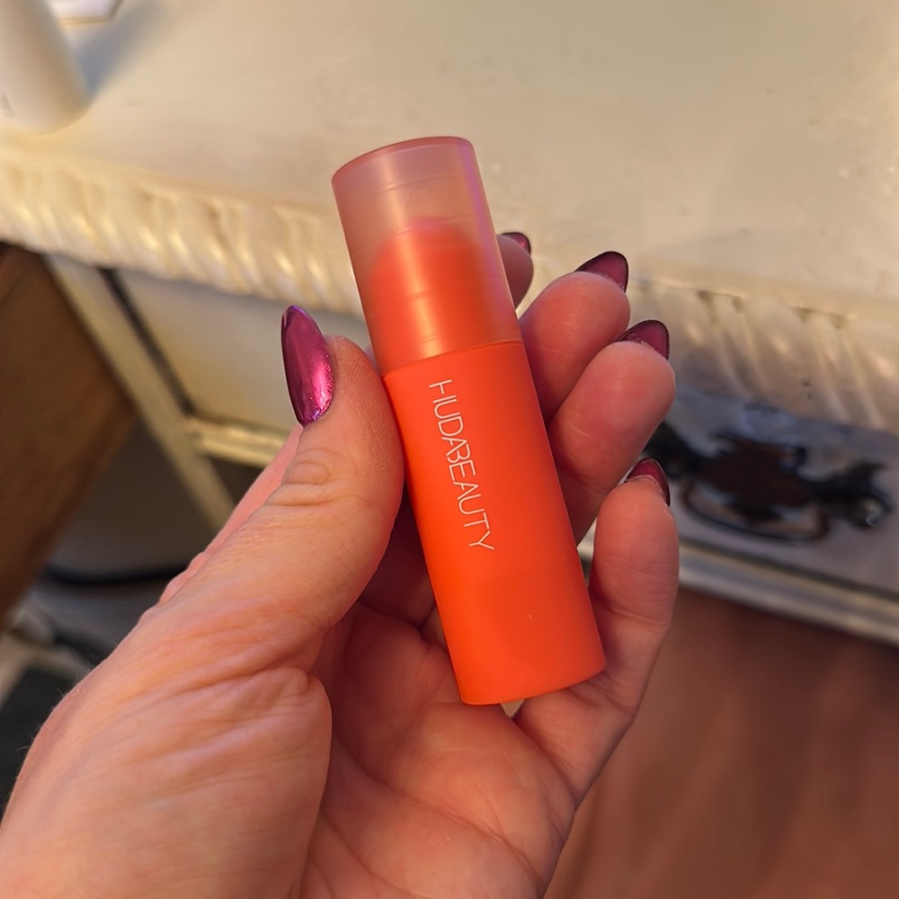 Huda Beauty Cheeky Tint Coral Cutie